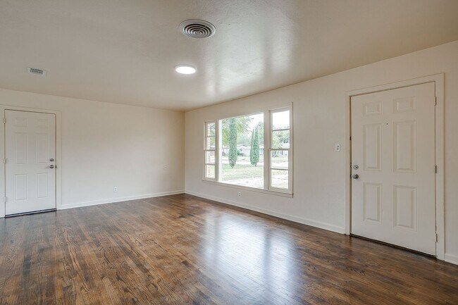 Foto del edificio - Ready for New Tenants- 3 Bedroom, 1.5 Bath in NRH- Birdville ISD- 76108