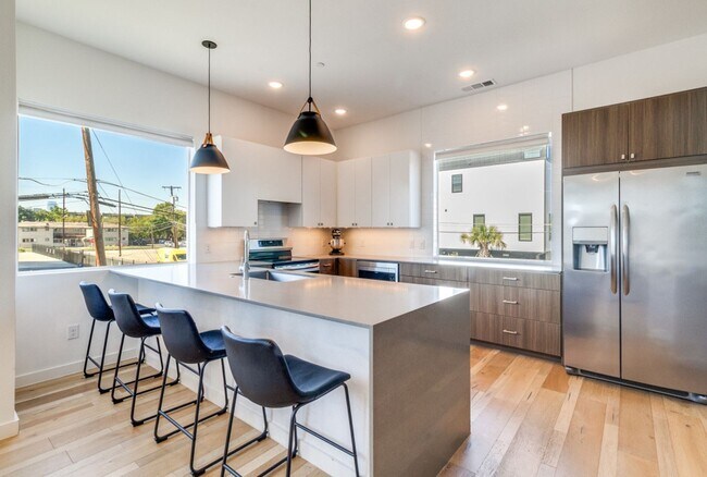 Building Photo - Beautiful Modern Three-Story Townhome minutes from Lower Greenville!