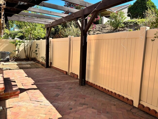 Foto del edificio - Available Now is a Condo style Townhouse i...