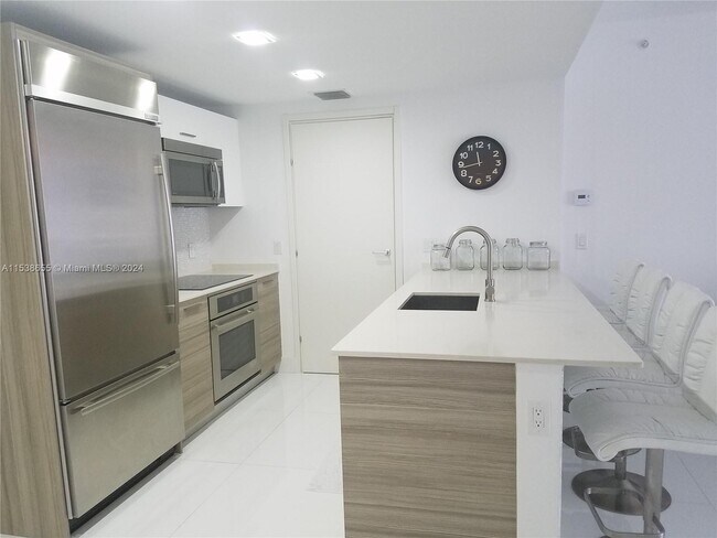 Foto del edificio - 1300 Brickell Bay Dr