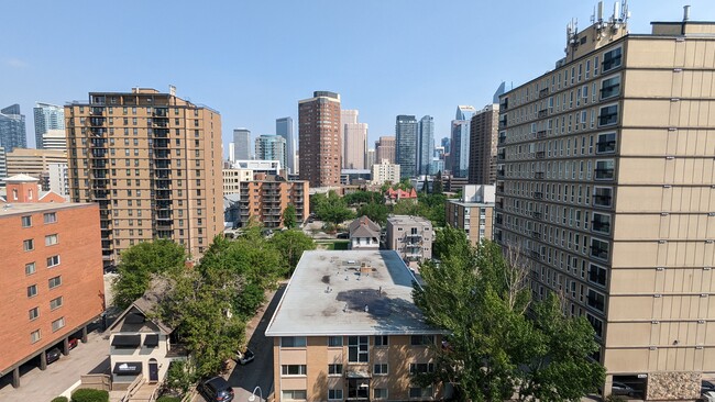 Building Photo - 715 15 Av SW