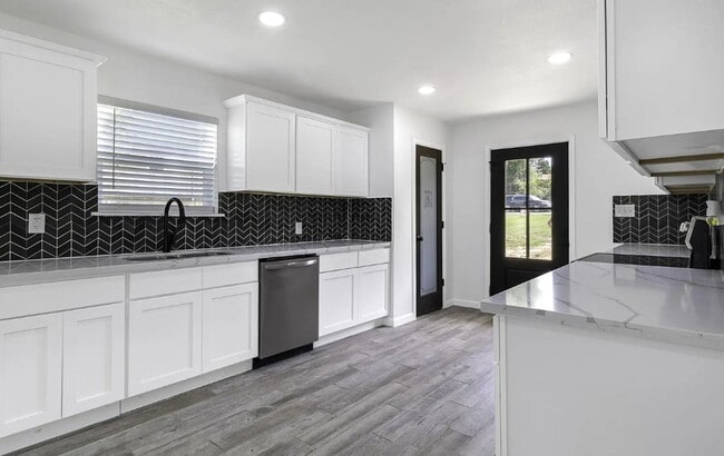 Building Photo - 810 W Cattle Dr