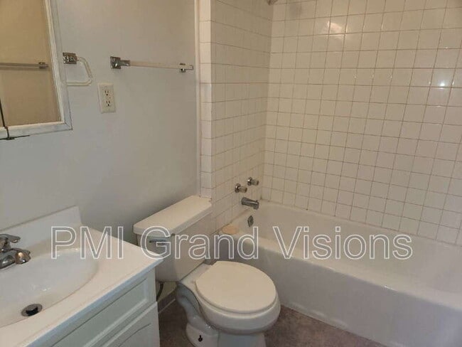 Building Photo - 2055 E Prairie Ave