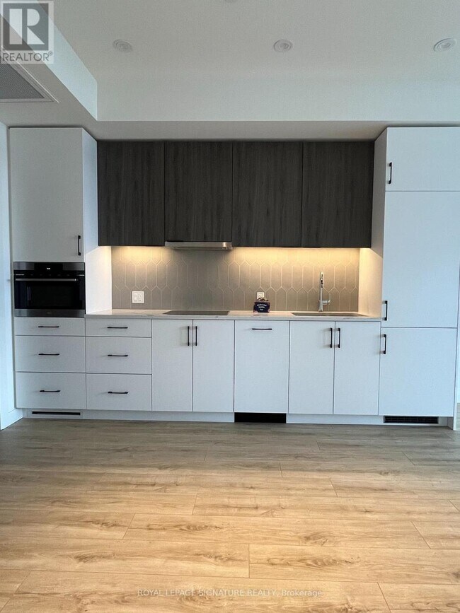 Building Photo - 741 King St W