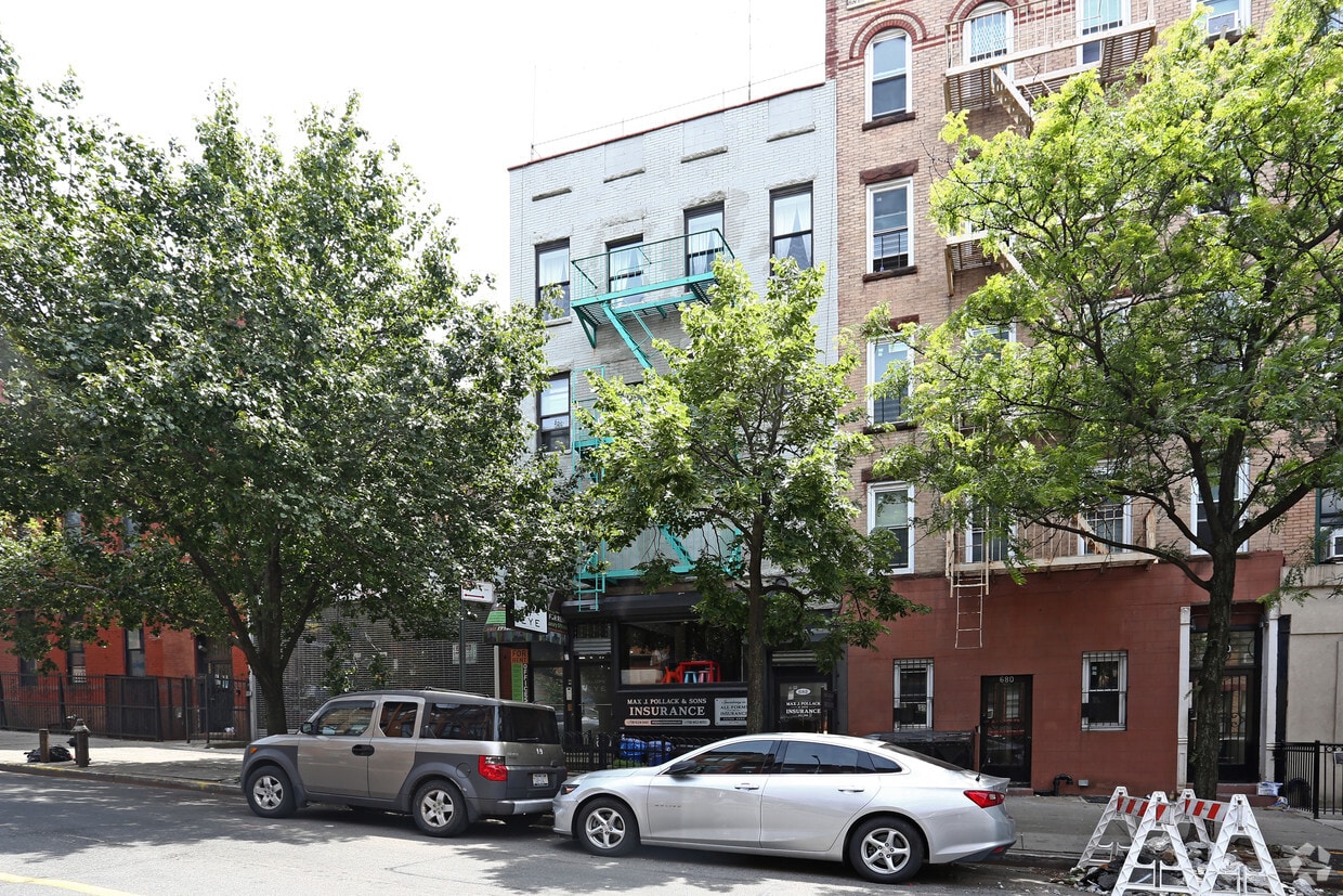 Building Photo - 682 Union St