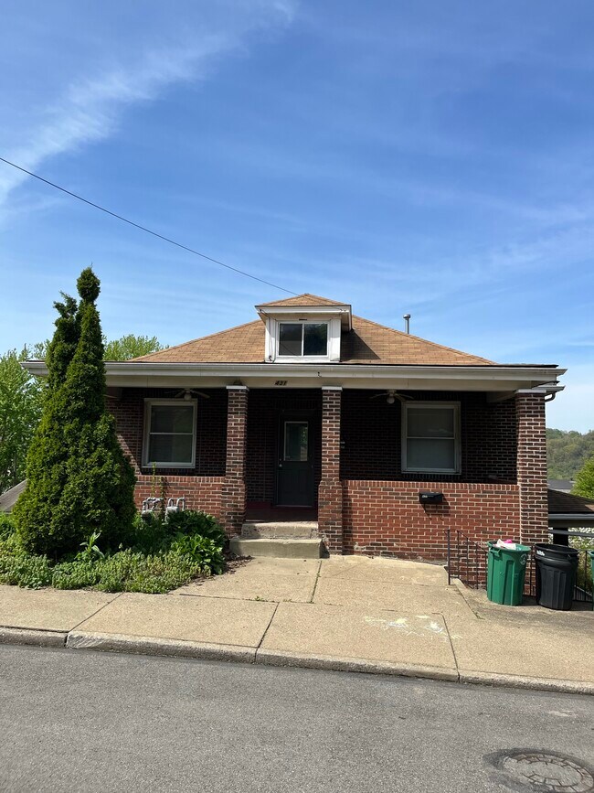 Foto del edificio - 431 Elm Rd