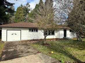 Building Photo - 931 Chemawa Rd N