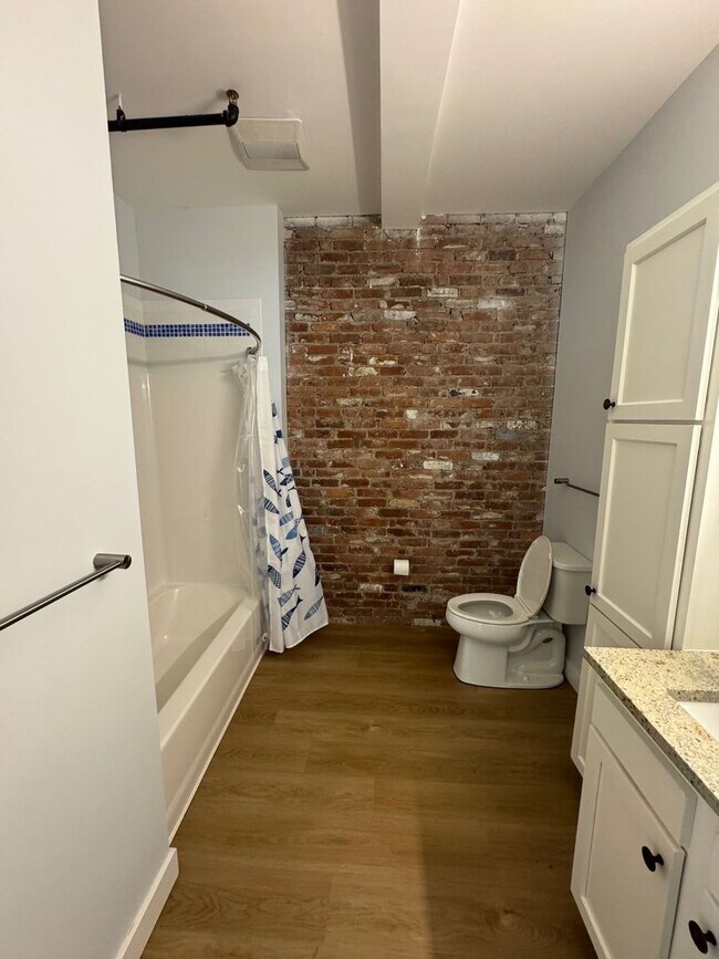 Foto del edificio - Beautiful 2 Bedroom 2 Bath Apartment on Ma...