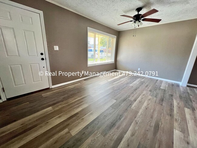 Building Photo - Beautifully Remodeled 3 Bed/2 Bath Home Av...