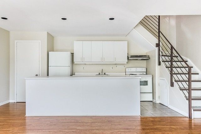 Building Photo - 2064-2064 Queen St E