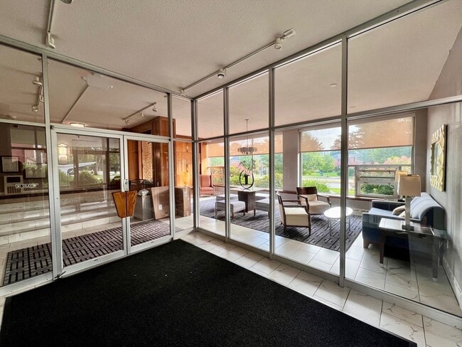 Foto del edificio - 20 Hammond Pond Pkwy