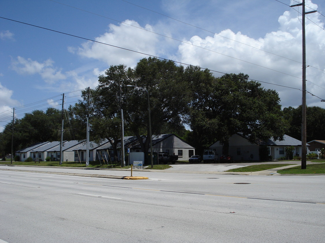 Building Photo - Parkwood Apartment Homes