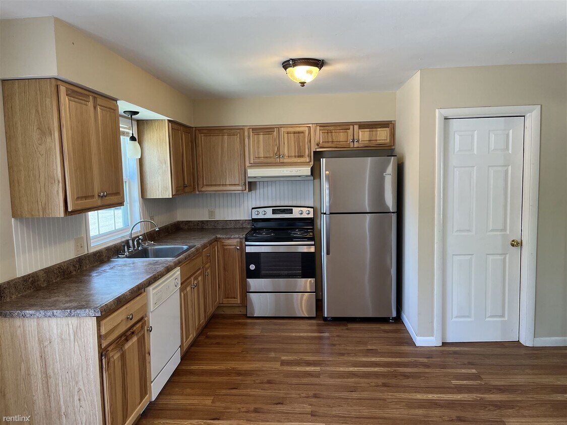 Primary Photo - 3 br, 1.5 bath Triplex - 1024 Columbus Cir N