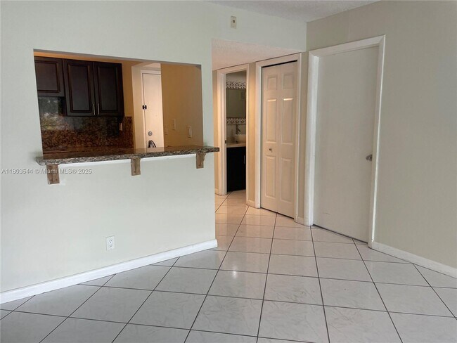 Building Photo - 210 Lakeview Dr