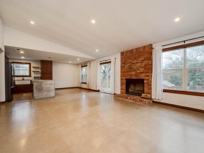 Foto del edificio - 11203 Brushy Glen Dr