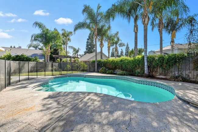 Building Photo - Spacious 5-Bedroom Home with Pool in NE Fr...