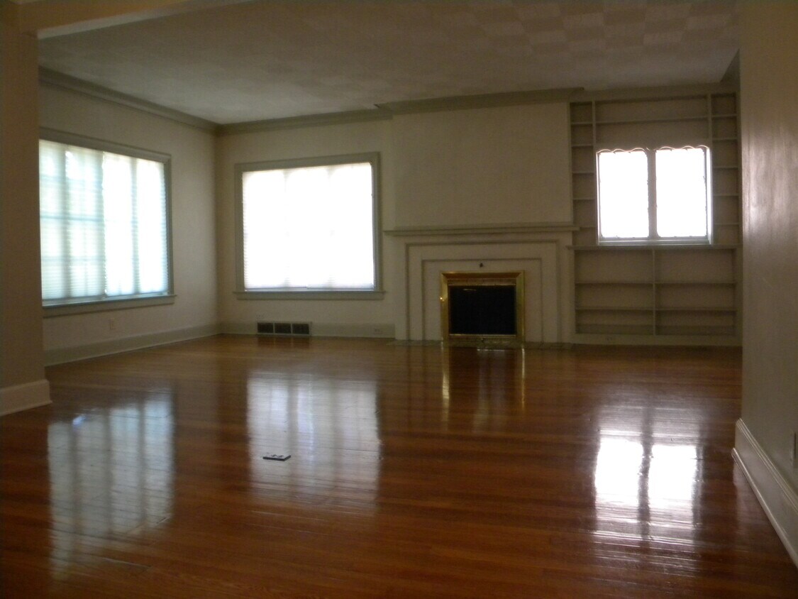 Large living room - 1425 Harlem Blvd