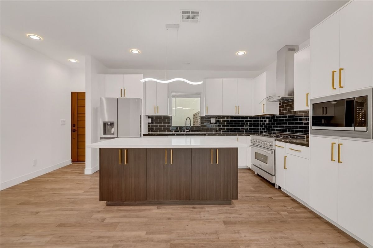 Foto principal - 22136 Gilmore St