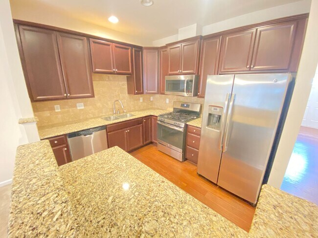 Foto del edificio - 3bed/2.5ba townhome Ideally Located betwee...