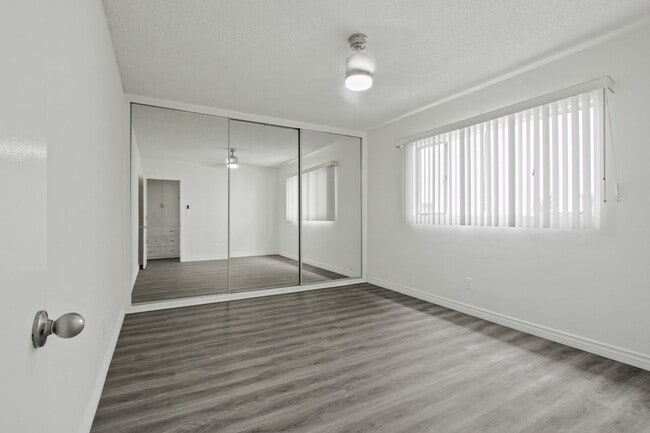 Building Photo - 402 Montana Ave