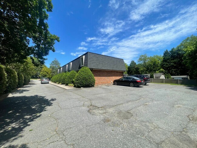 Foto del edificio - Charming & Private Townhouse in NW Hickory – 2BR, 1.5BA, Prime Location - No Pets