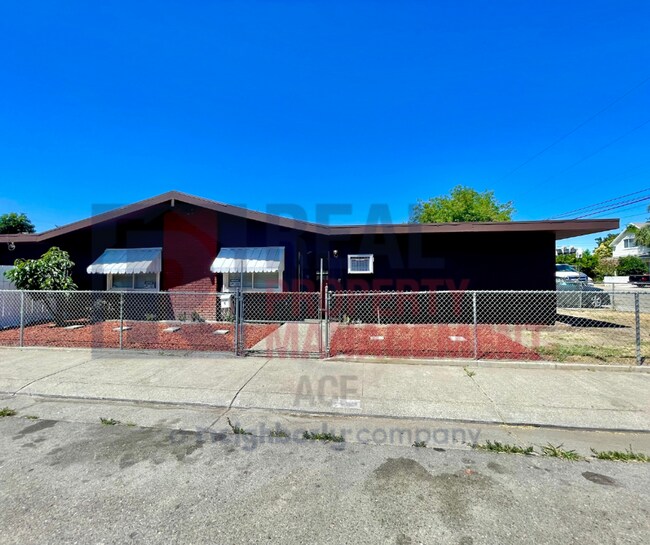 Foto del edificio - Spacious 2 beds 1 bath house with 1 car ga...