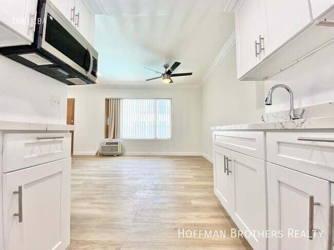 Foto del edificio - 20445 Saticoy St Winnetka, CA 91306