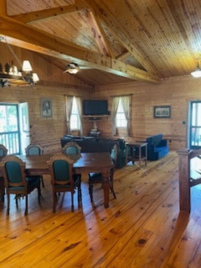 Foto del edificio - 2 Bedroom Condo on horse farm in Springfie...