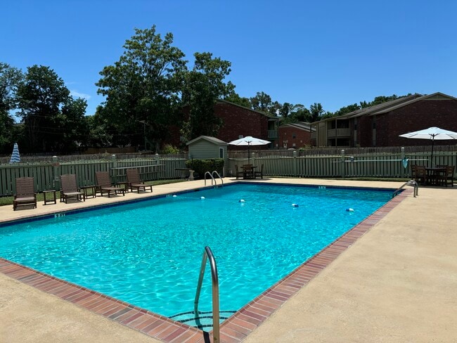 Building Photo - The Oaks