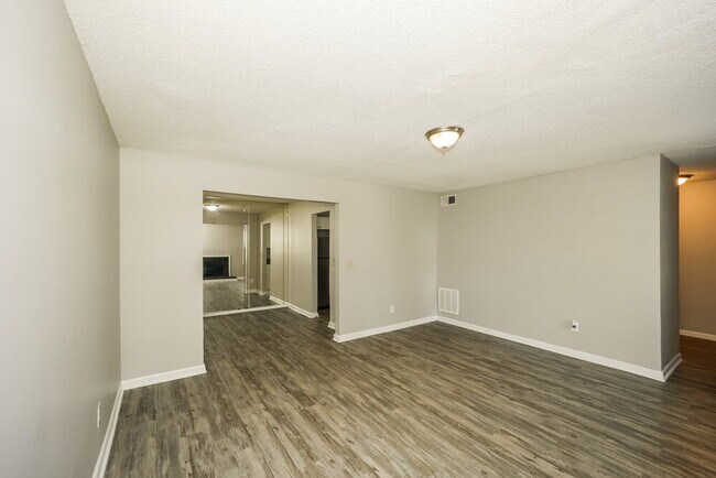 Foto del edificio - 6225 Creekford Ln