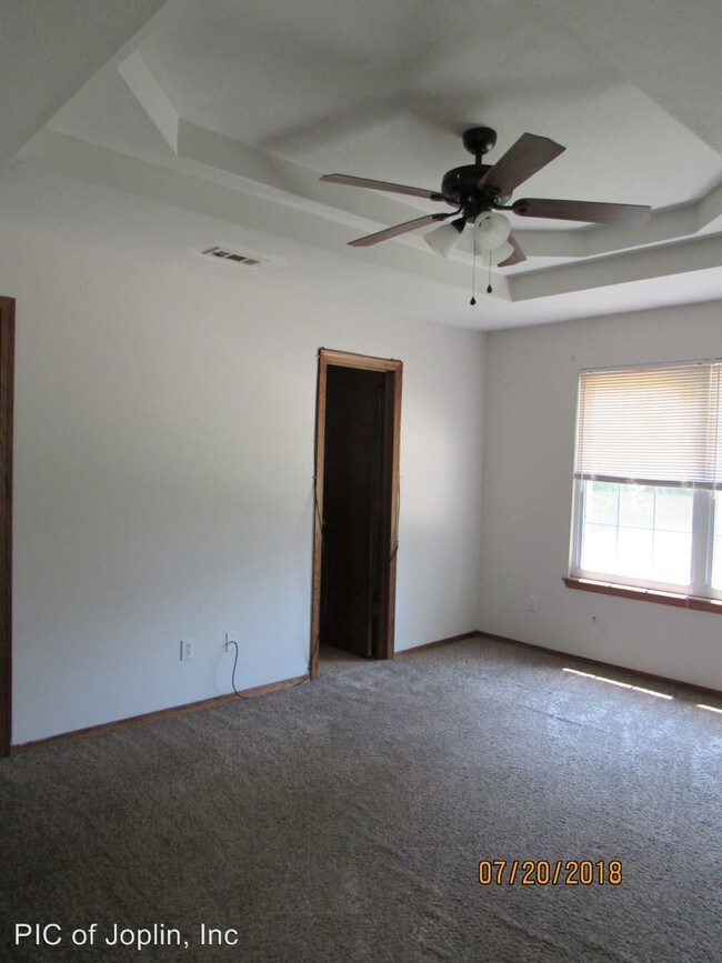 Building Photo - 3 br, 2 bath House - 2620 E. 8th