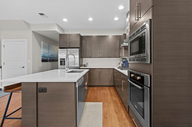 Building Photo - 2112 w Race Ave
