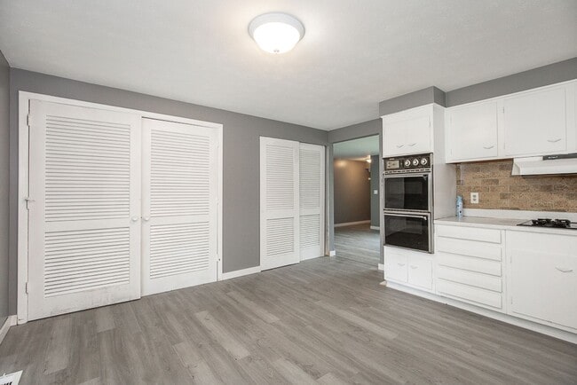 Building Photo - 3 Bed/1 Bath Ranch!