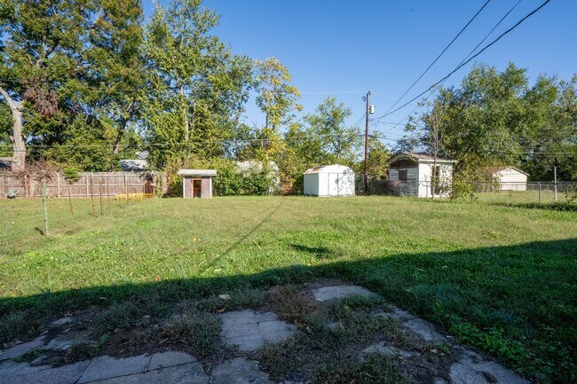 Building Photo - Sweet 2 Bedroom, 1 bath  Newly Renovated