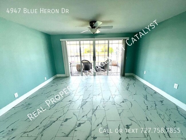 Foto del edificio - 4947 Blue Heron Dr