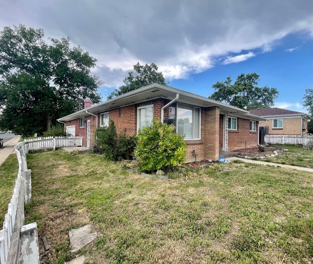 Primary Photo - 3290 Leyden St