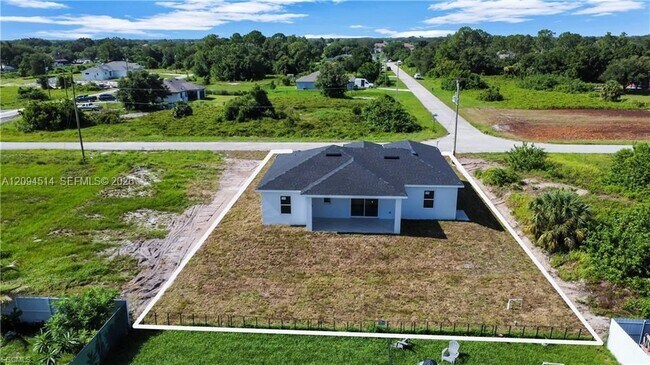 Building Photo - 475 Raymer St