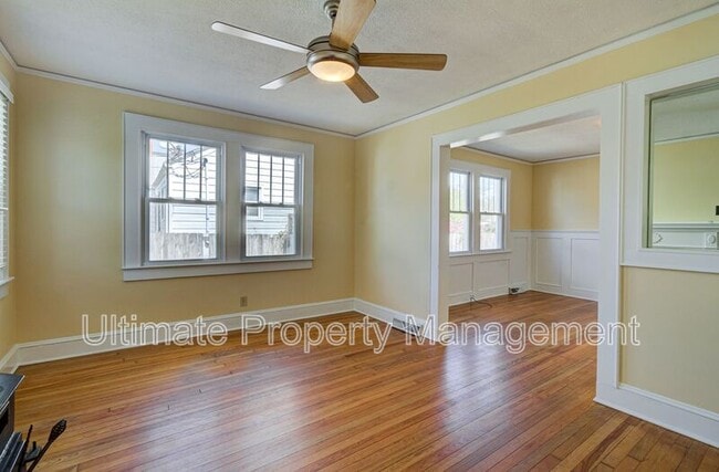 Building Photo - 2037 Van Buren St
