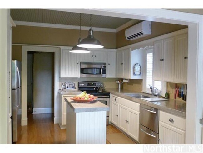 Foto del edificio - Wayzata,  Absolutely enchanting "English C...