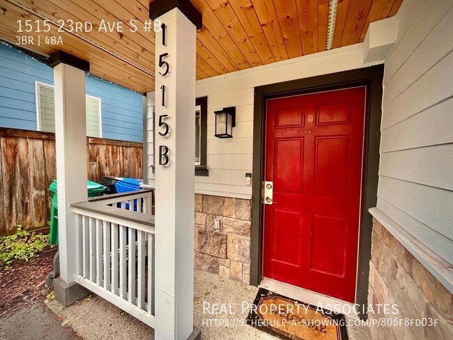 Building Photo - Spacious Townhouse with Yard!