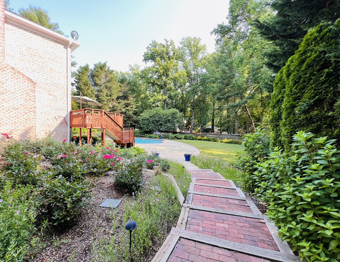 Private gated entry w stair ramp - 9806 Kentsdale Dr