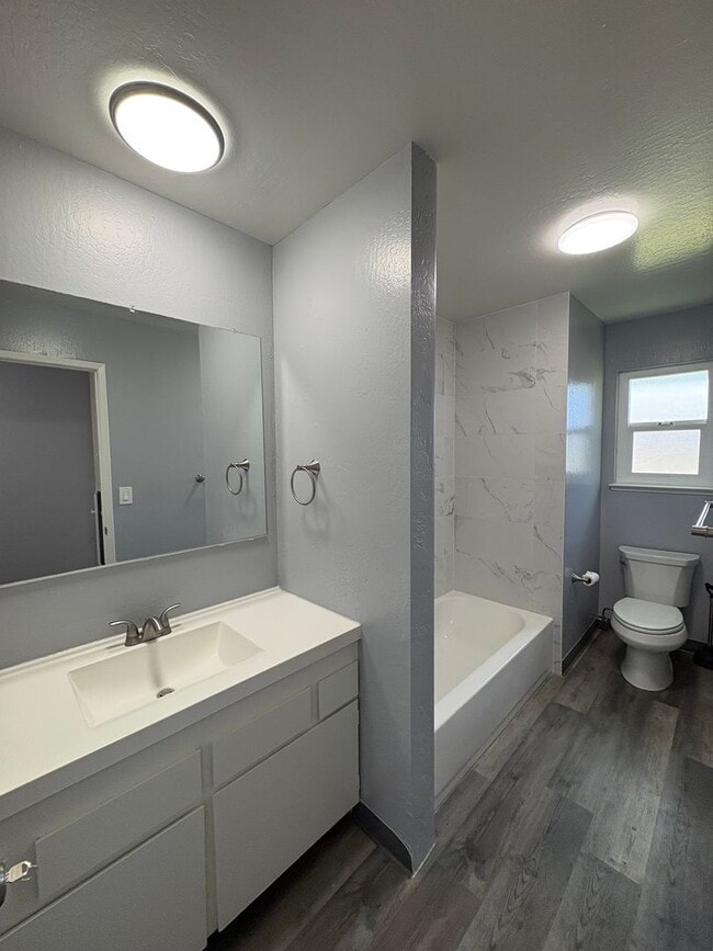 Building Photo - 425 Plum St