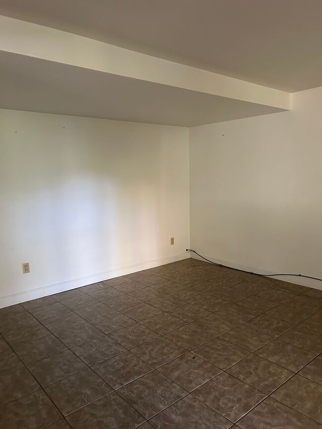 Building Photo - 25 Meta Dr