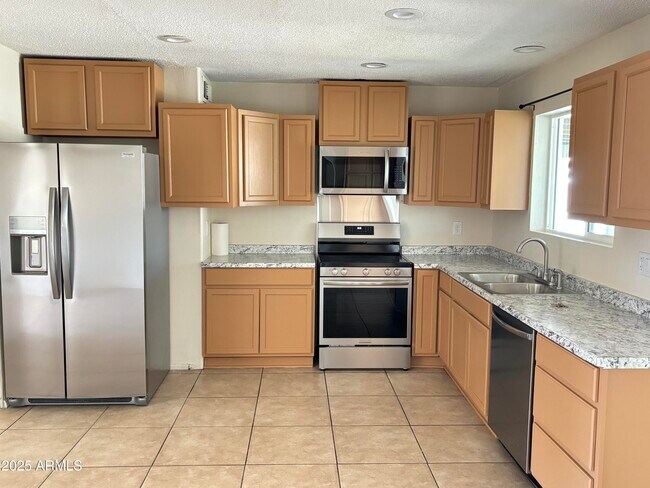 Foto del edificio - 7320 W Rose Ln