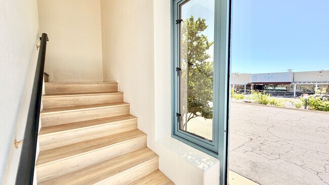 Foto del edificio - Beautiful Remodeled Upstairs Unit in Heart of Fallbrook with Laundry in Unit and Private Off-Stre...
