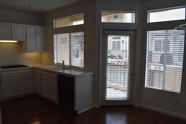 Foto del edificio - 2 Bed/ 2.5 Bath- Dual Master Townhome in U...