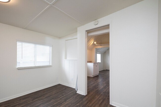Building Photo - 5086 Lotus St