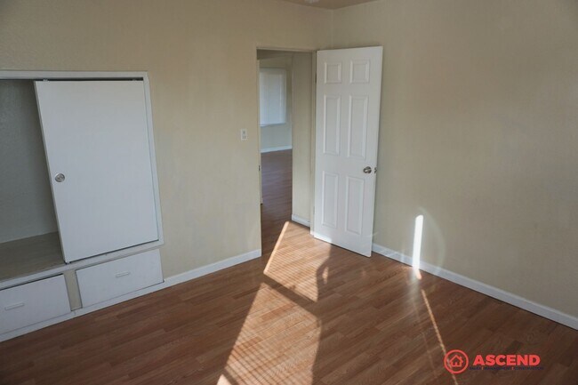 Foto del edificio - Charming 2 Bedroom Home In Oildale!
