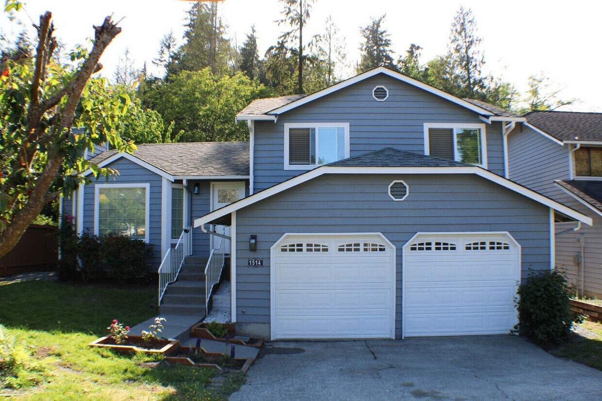 Primary Photo - Amazing Everett/Mukilteo Tri-Level Home