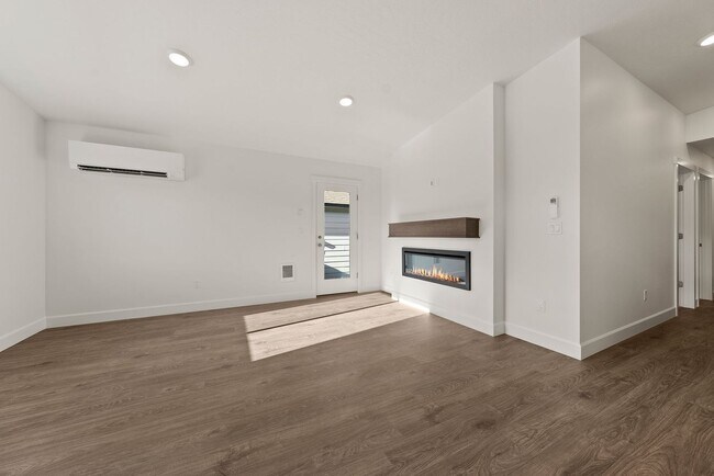 Building Photo - Modern 3 Bed/2 Bath Single-Level Home with Open Living - Redmond